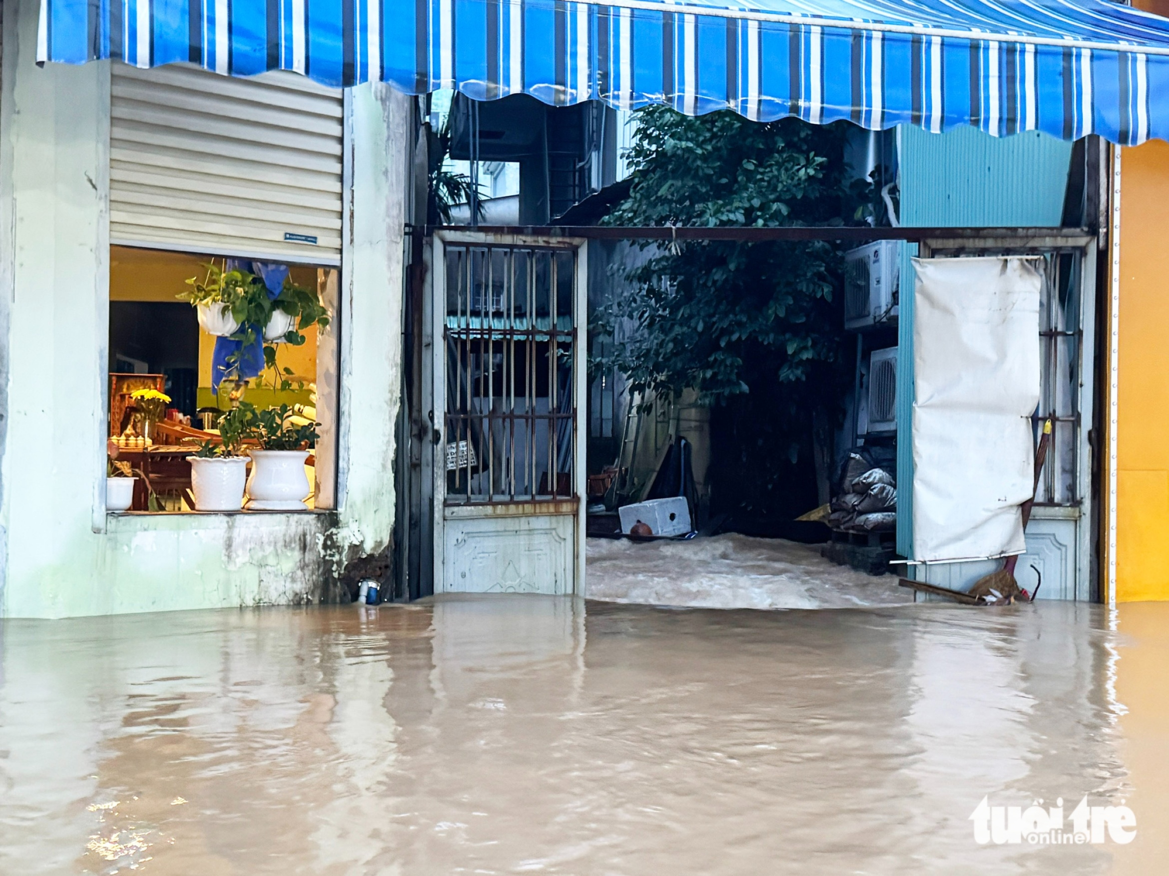 10月28日上午洪水更新:Thu Bồn河和Vu Gia河洪水消退缓慢,许多地区仍深陷积水
